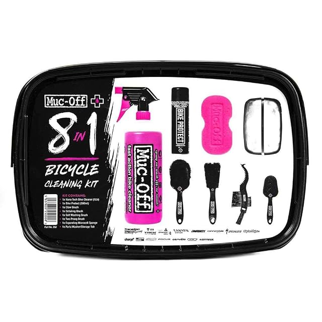 Kit de nettoyage Muc-Off 8-en-1 avec son seau, ses brosses et ses flacons